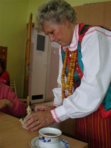 p8110009.jpg - Pani Czesława Kaczyńska uczy lepić pieczywo obrzędowe
