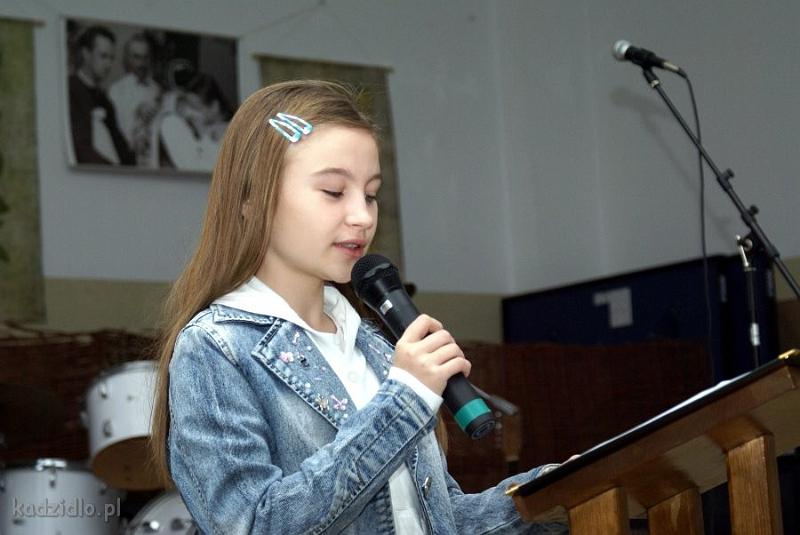 dsc06111.jpg - Anna Kamińska (II miejsce w kategorii Szkół Podstawowych) ze Szkoły Podstawowej w Kadzidle, czyta swój wiersz
