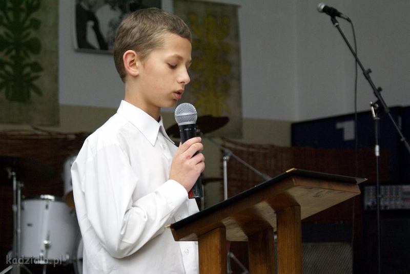 dsc06144.jpg - Grzegorz Nowak (wyróżnienie w kategorii Szkół Podstawowych) ze Szkoły Podstawowej w Kadzidle, czyta swój wiersz
