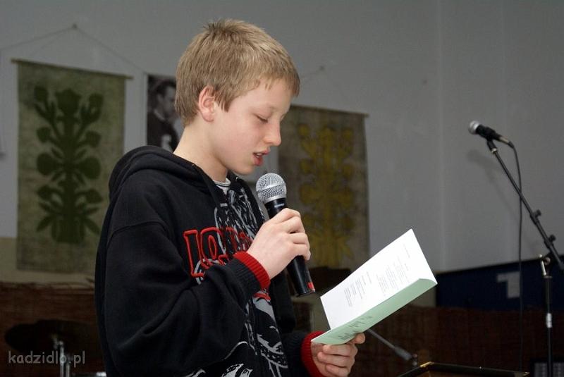 dsc06152.jpg - Sebastian Ropiak (wyróżnienie w kategorii Szkół Podstawowych) ze Szkoły Podstawowej w Kadzidle, czyta swój wiersz