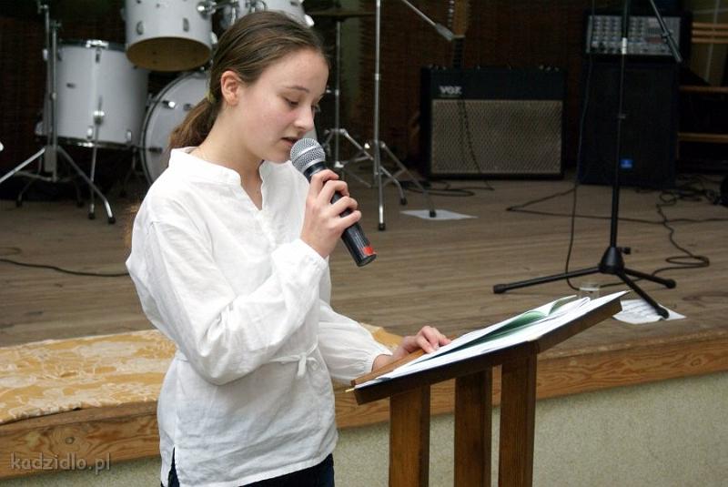 dsc06157.jpg - Klara Sobiech (wyróżnienie w kategorii Szkół Podstawowych) ze Szkoły Podstawowej w Kadzidle, czyta swój wiersz