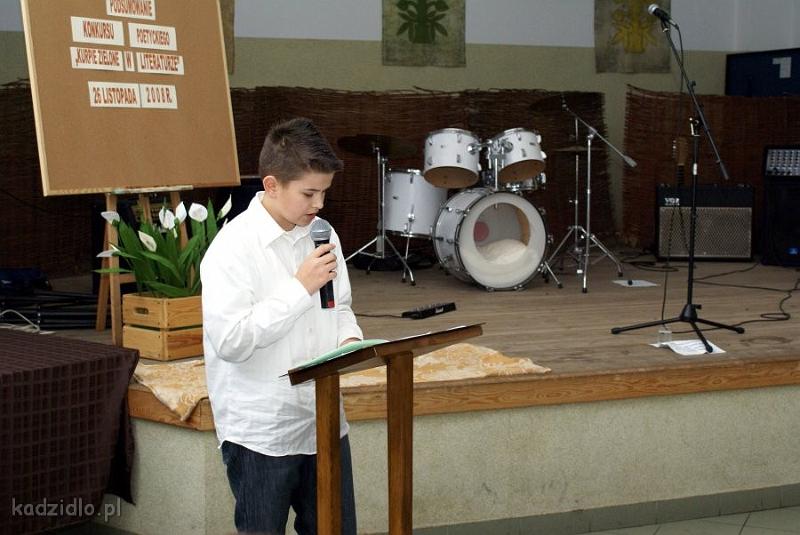 dsc06162.jpg - Konrad Suchecki (wyróżnienie w kategorii Szkół Podstawowych) ze Szkoły Podstawowej w Kadzidle, czyta swój wiersz