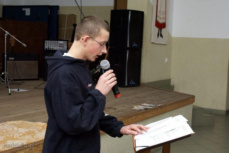 dsc06188.jpg - Sebastian Mateusz Waśkiewicz (wyróżnienie w kategorii Gimnazjum) z Gimnazjum w Wachu, czyta swój wiersz