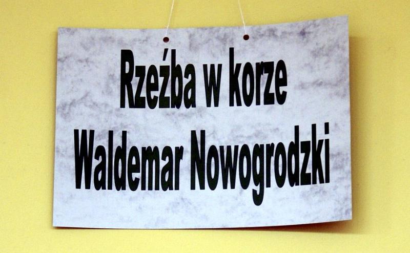 dsc00026.jpg - Rzeźby Waldemara Nowogrodzkiego w bibliotece w Kadzidle - wrzesień 2008