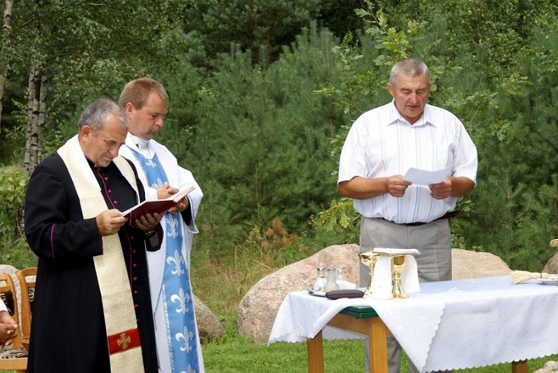 dsc09215.jpg - Od lewej: Ksiądz Dziekan Marian Niemyjski, Ksiądz Jacek Majkowski, Tadeusz Szlachetka