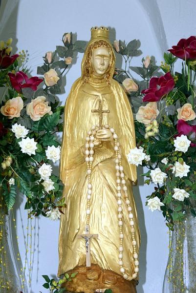 dsc09226.jpg - Wewnątrz Kapliczki rzeźba Matki Bożej autorstwa Kazimierza Nurczyka z Chudka