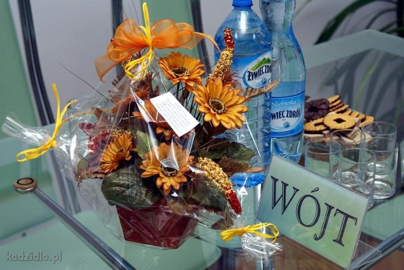 dsc05918.jpg - Kompozycje z kwiatów ozdabiały stoły podczas ostatniej sesji Rady Gminy w Kadzidle