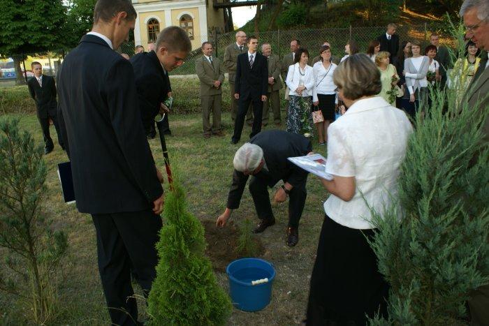 dsc06327.jpg - Sadzenie drzew Benedykta XVI w Kadzidle - 18 czerwca 2008 r.