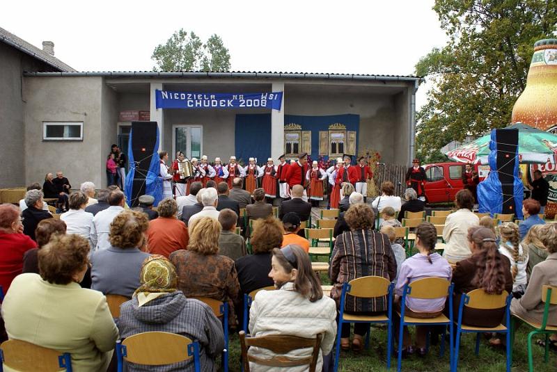 dsc09600.jpg - Niedziela na Wsi w Chudku - 17 sierpnia 2008 r. Występ zespołu "Kurpianka-Cepelia"