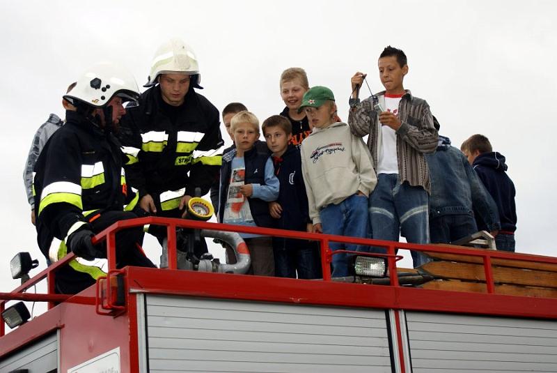 dsc09803.jpg - Niedziela na Wsi w Chudku - 17 sierpnia 2008 r. – Pokazy strażackie