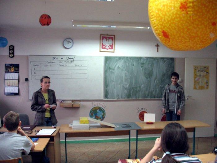 fizyka1.jpg - Nietypowa lekcja fizyki w Publicznym Gimnazjum w Kadzidle
