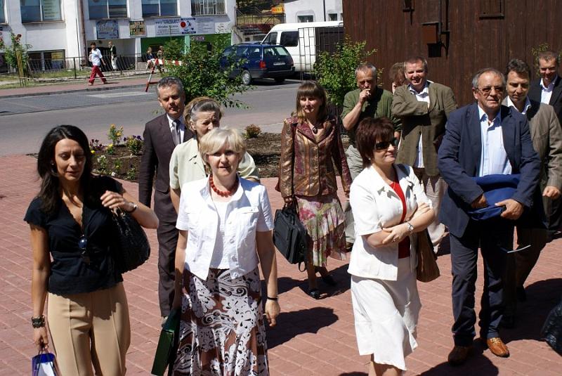 dsc07848.jpg - Przed ośrodkiem kultury w Kadzidle, w którym Sejmowa Komisja Kultury i Środków Przekazu obradowała