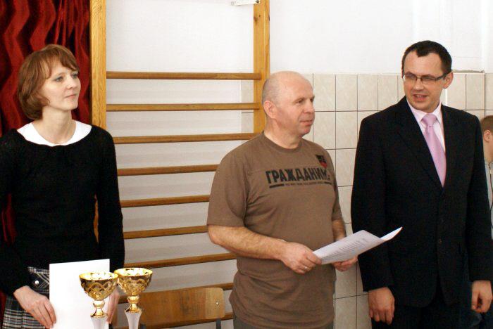 dsc06407.jpg - Od lewej: Alicja Duszak (dyrektor SP w Czarni), Jan Milewski 
(nauczyciel wychowania fizycznego) oraz wójt Dariusz Łukaszewski