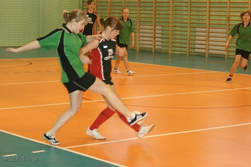 dsc06390.jpg - Mikołajkowy turniej dziewcząt w piłce nożnej - 7 grudnia 2008 r.