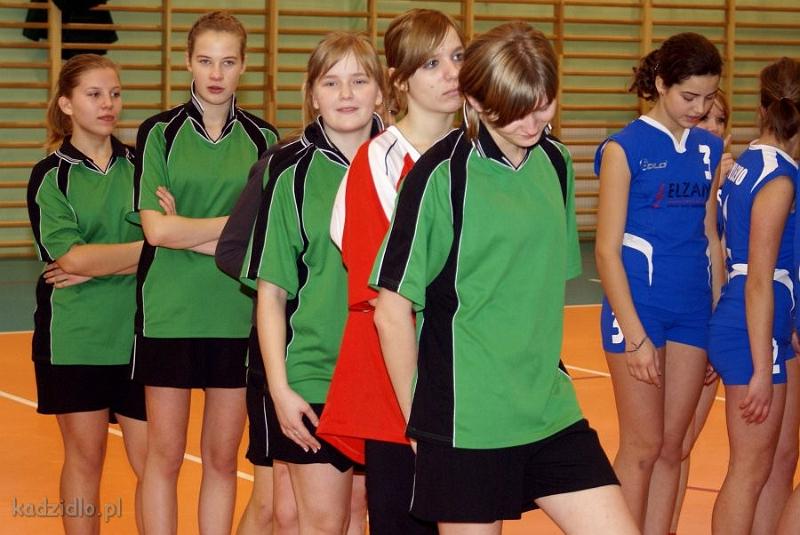 dsc06754.jpg - Mikołajkowy turniej dziewcząt w piłce nożnej - 7 grudnia 2008 r.