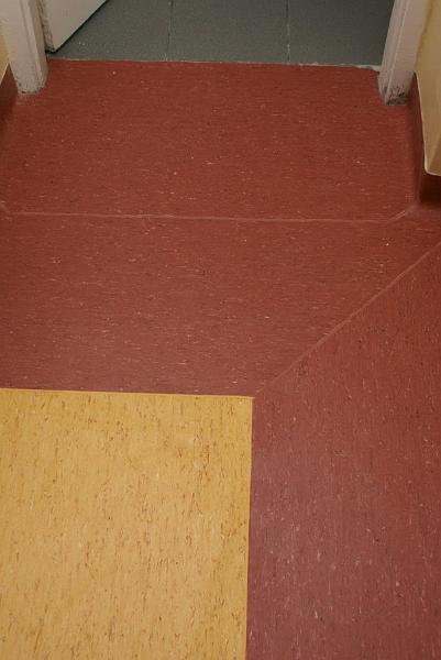 dsc09940.jpg - Nowa podłoga w jednej z sal w szkole w Chudku