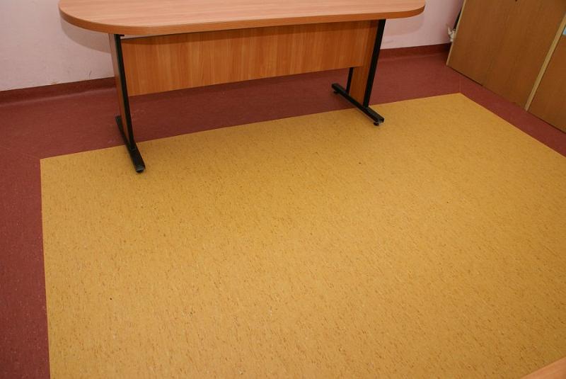 dsc09942.jpg - Nowa podłoga w jednej z sal w szkole w Chudku