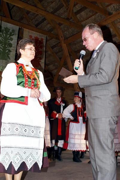 dsc07303.jpg - Wiesława Bogdańska otrzymała od wojewody Jacka Kozłowskiego odznakę honorową "Zasłużony dla Kultury Polskiej"