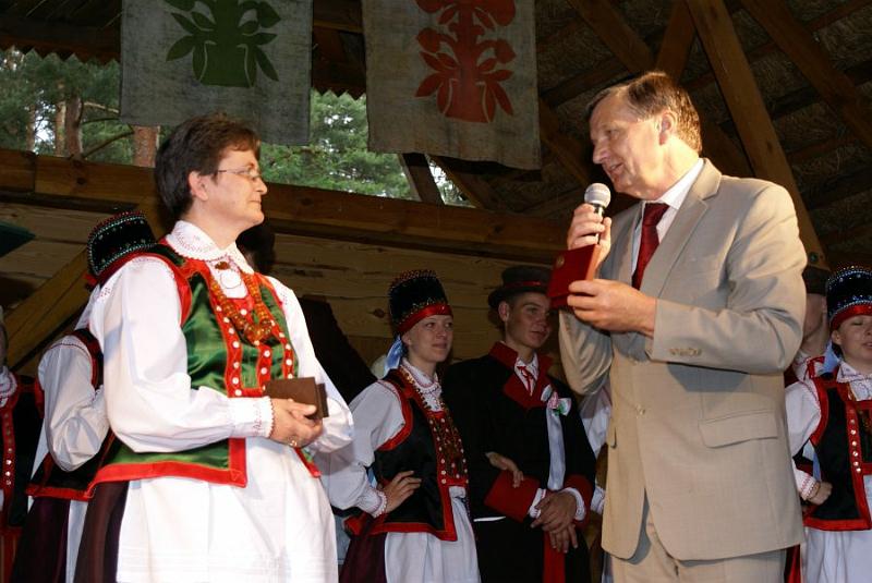 dsc07312.jpg - Marian Krupiński przekazał Wiesławie Bogdańskiej przyznawany przez Sejmik Województwa Mazowieckiego medal „Pro Mazovia"